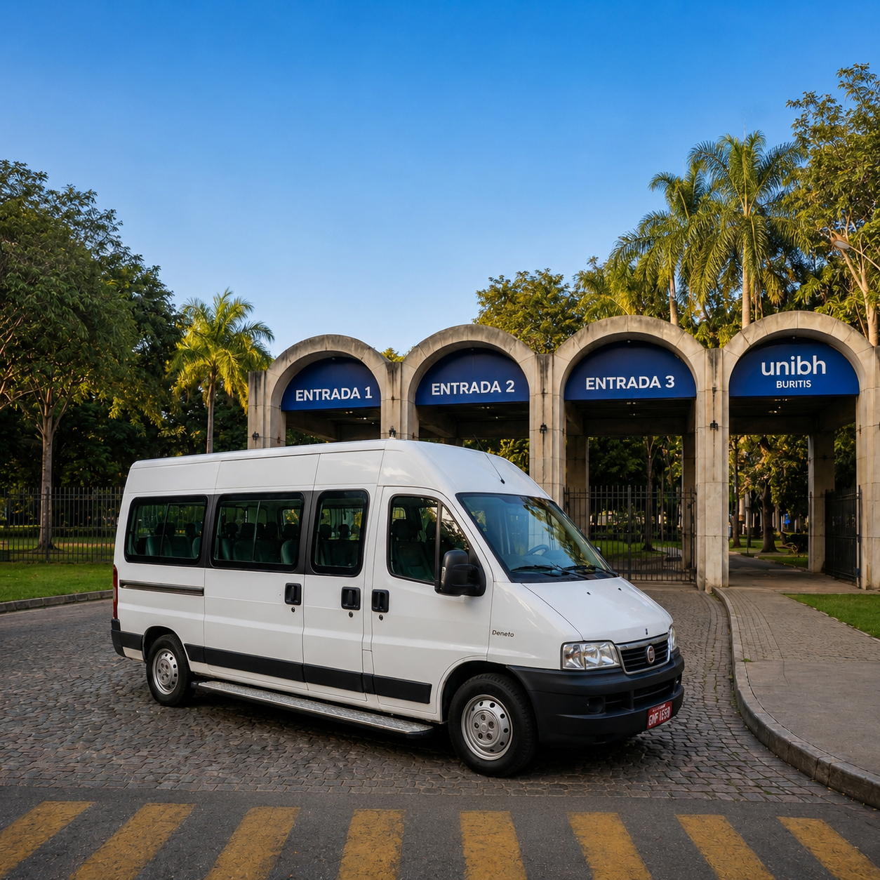 Van de transporte universitário em frente à UniBH Buritis